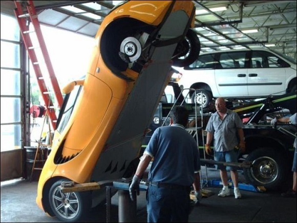 car-photo-2008-lotus-elise-falls-off-mechanic-shop-lift-fail.jpg