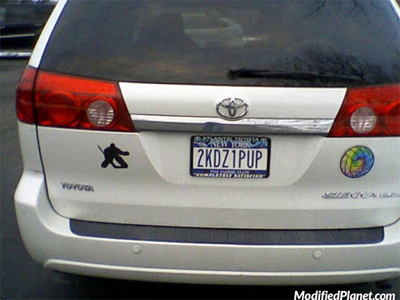 car-photo-2007-toyota-sienna-funny-license-plate-2kdz1pup-2-kids-1-pup